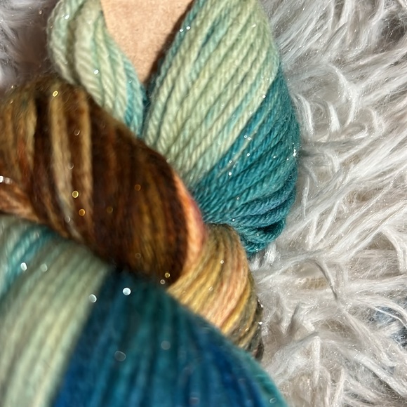 Beautiful Yarn with Sparkles!!! Superwash Merino Wool in gorgeous color! - Picture 4 of 6